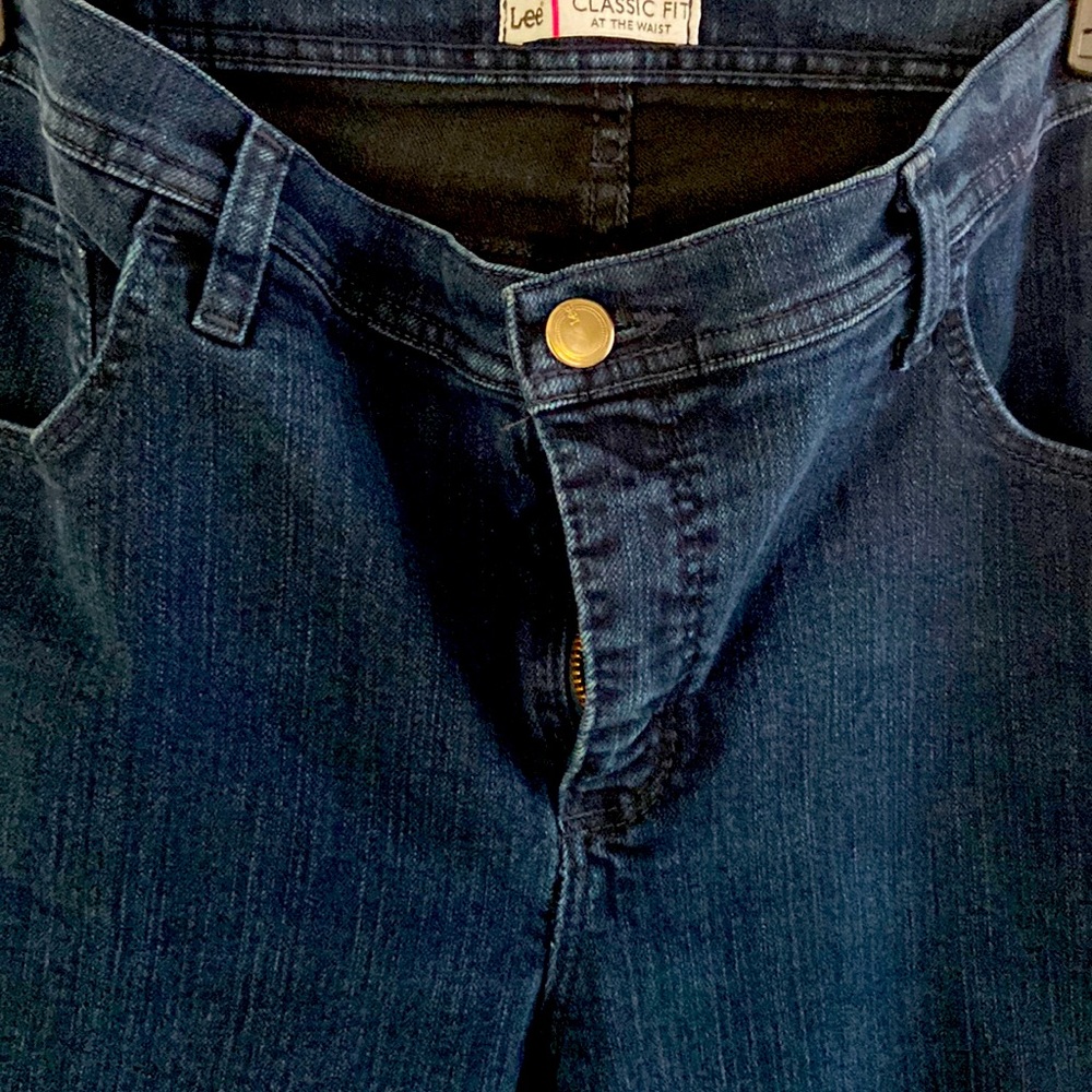 Comfortable Lee classic fit dark denim jeans.